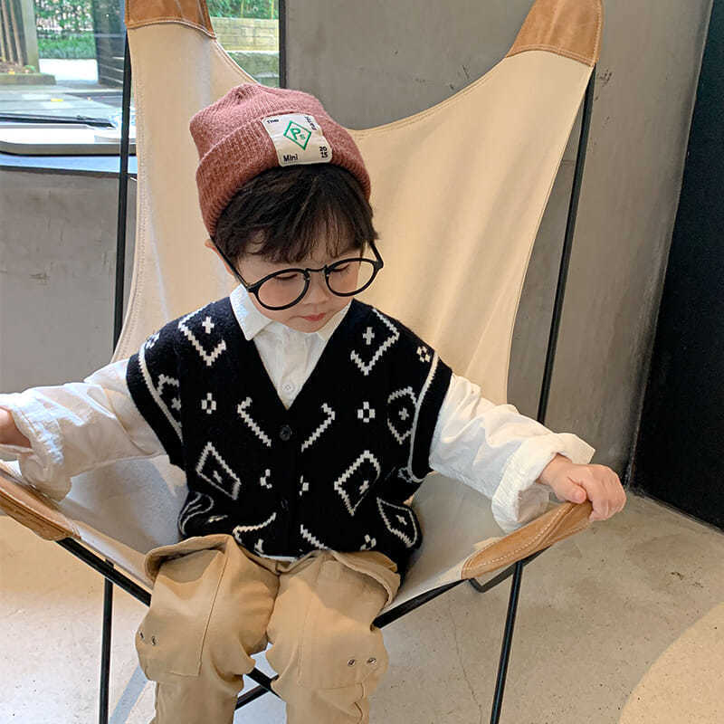 キッズファッション 幾何学模様のニットベスト