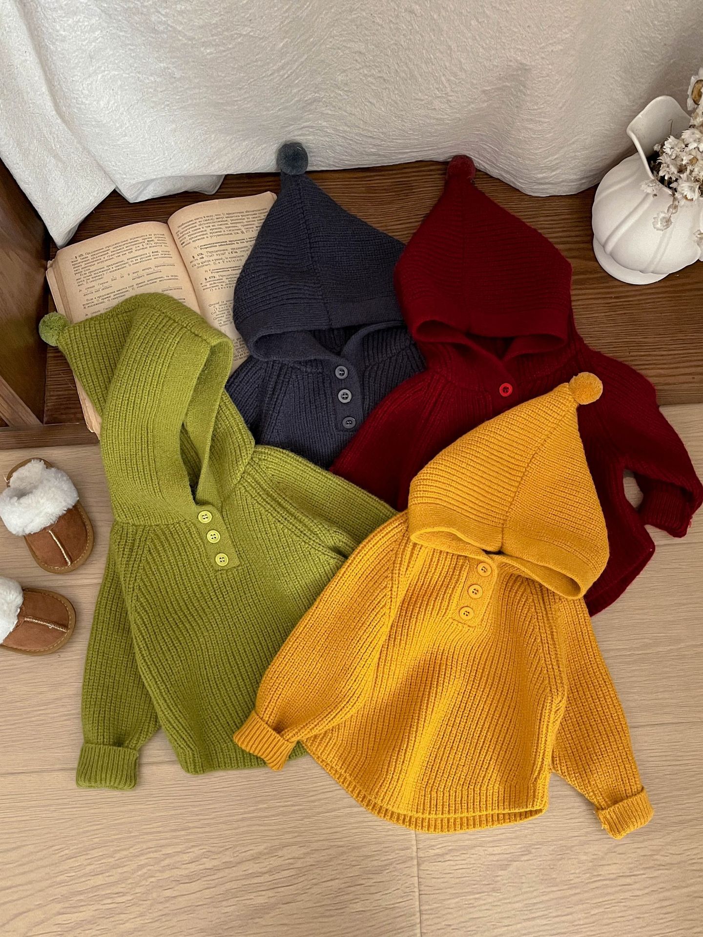 キッズファッション ニット　とんがり帽子付きニットカーディガン