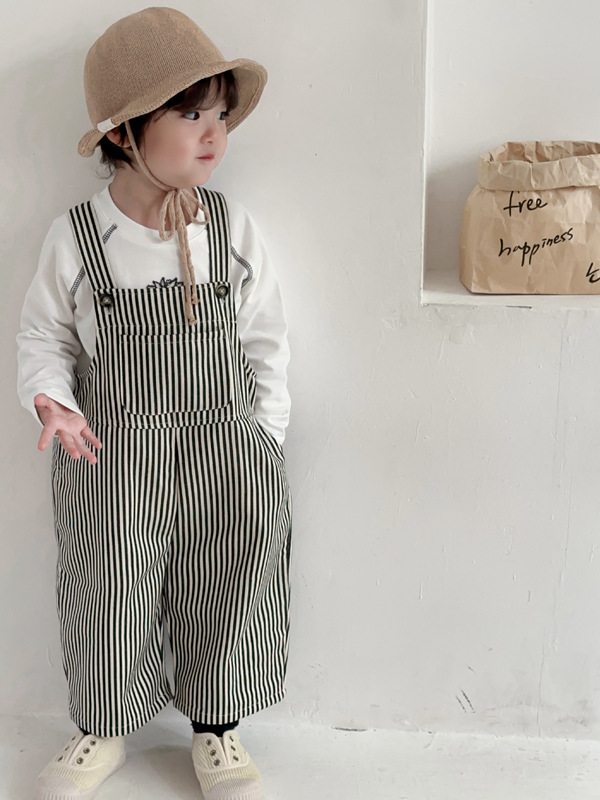 キッズファッション 縦縞模様の可愛いサロペットパンツ