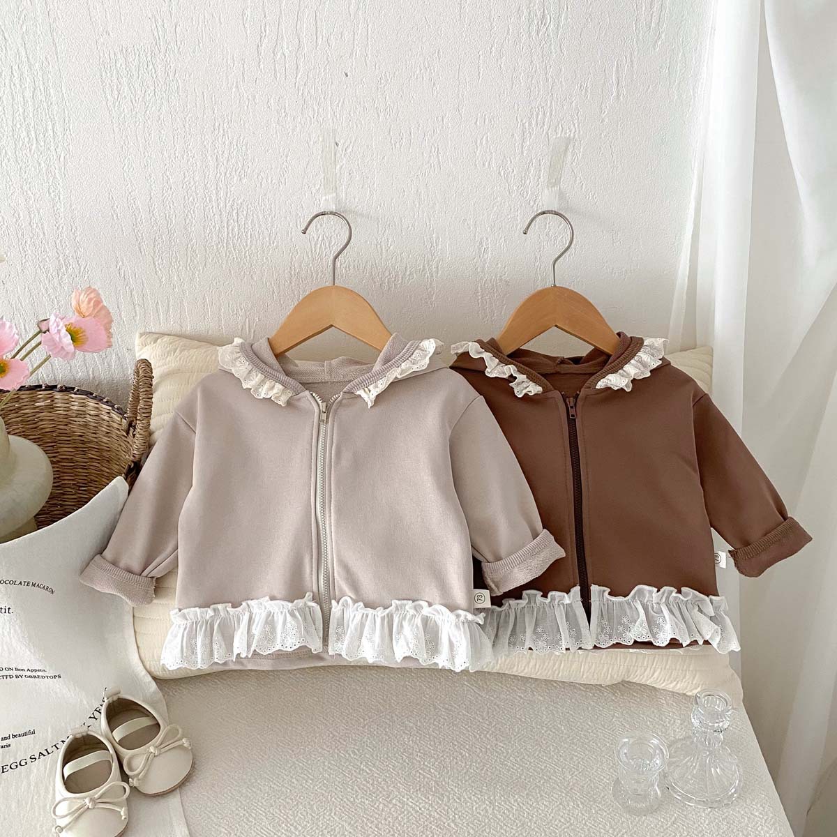 キッズファッション フリルフード付き裾レース切替ジップアップトレーナー