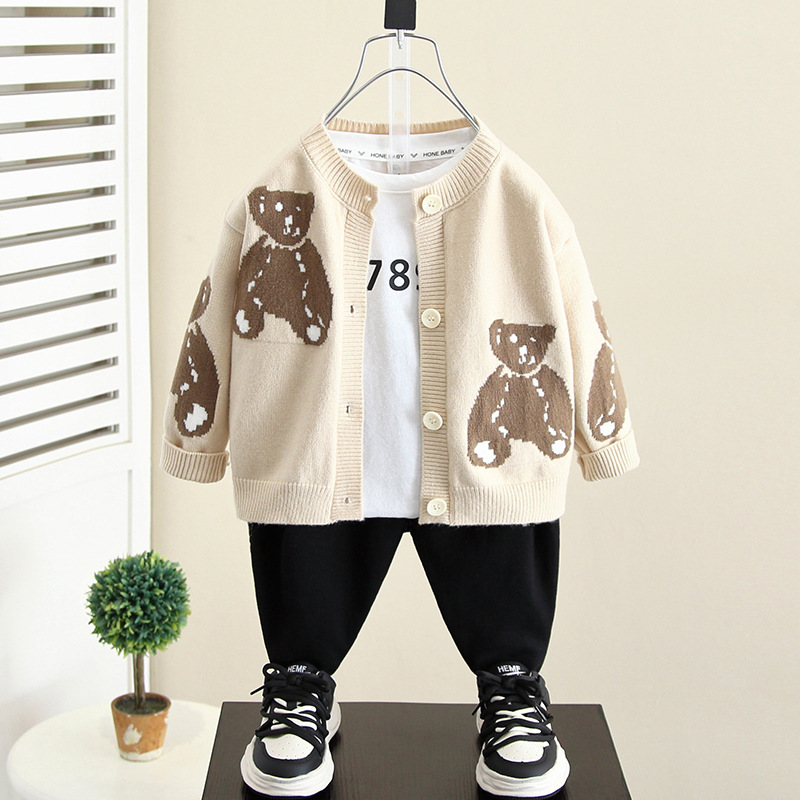 キッズファッション くまさん刺繍の可愛らしい丸襟カーディガン