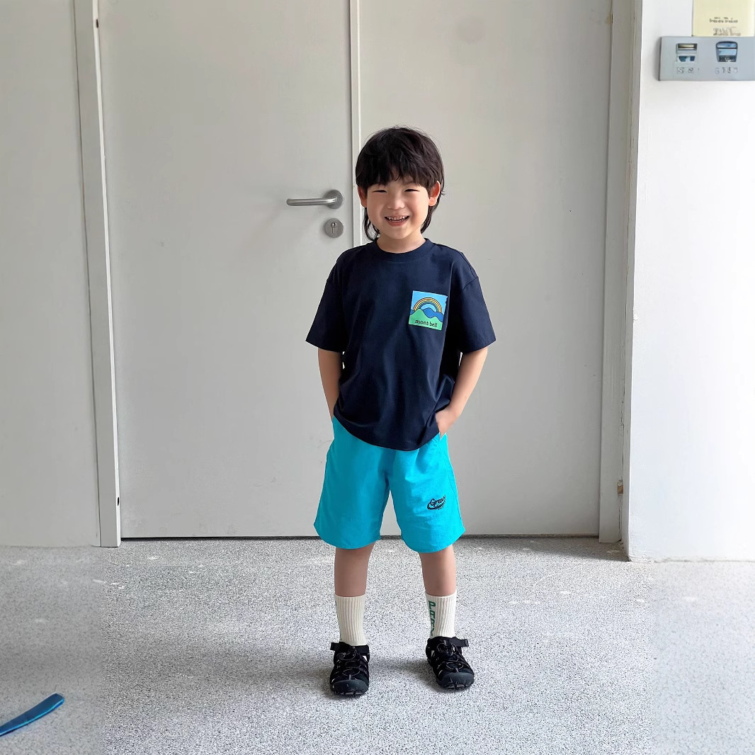 キッズファッション Tシャツ　虹柄ポケット付き半袖Tシャツ