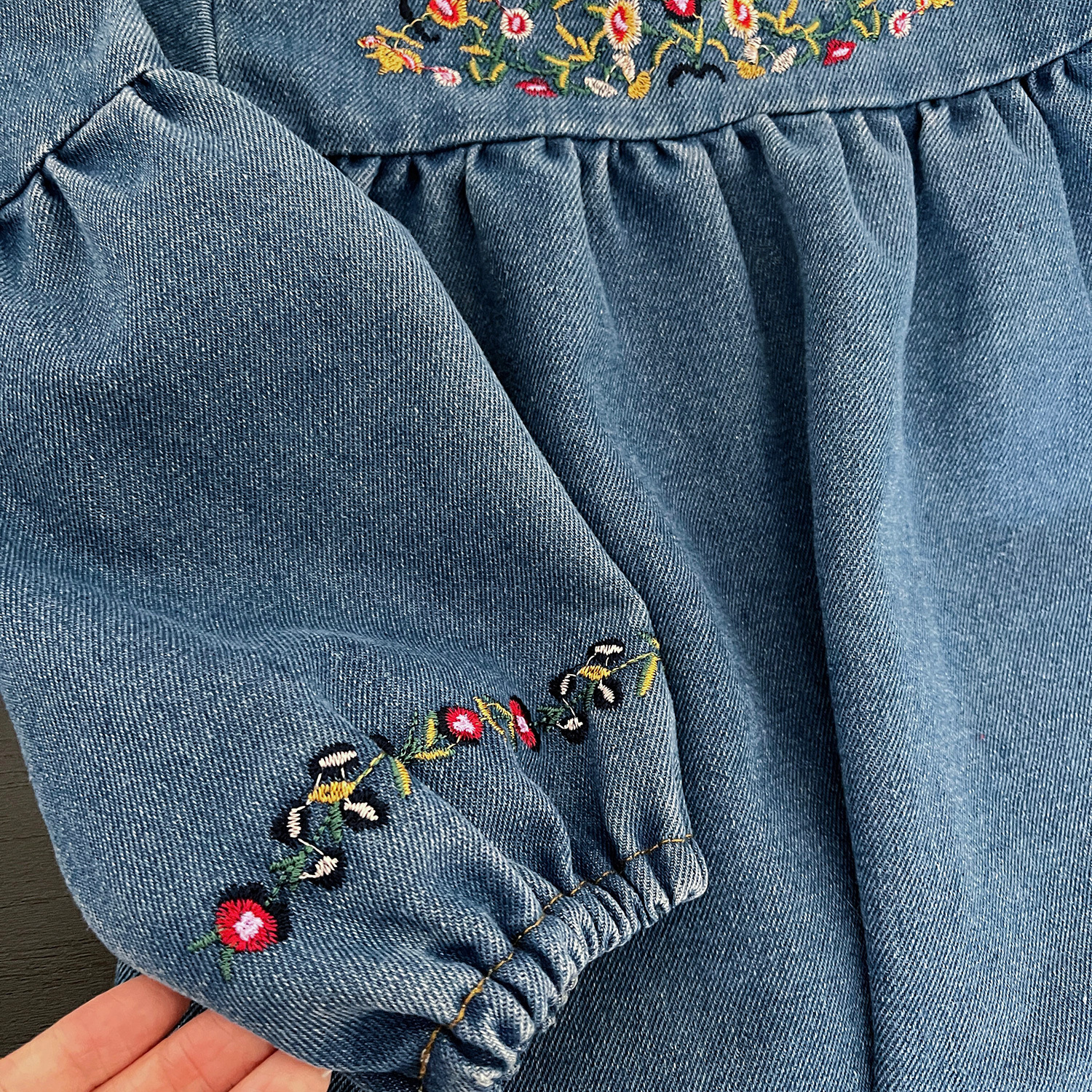 キッズファッション 花刺繍デニム生地の長袖ワンピース