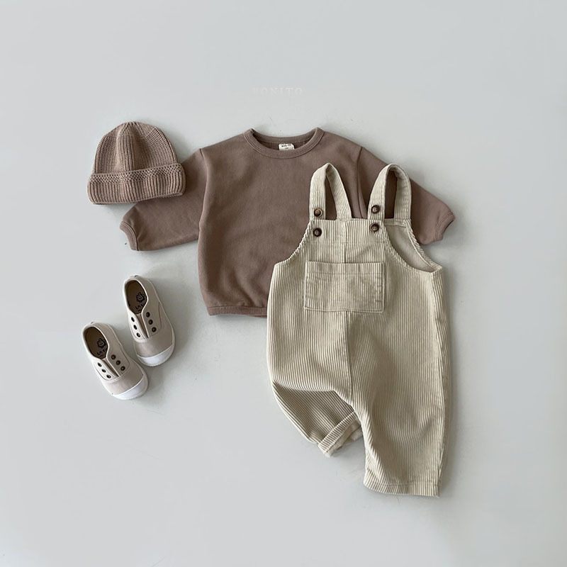キッズファッション コーデュロイ素材のサロペットパンツ