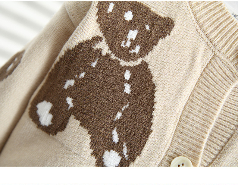 キッズファッション くまさん刺繍の可愛らしい丸襟カーディガン