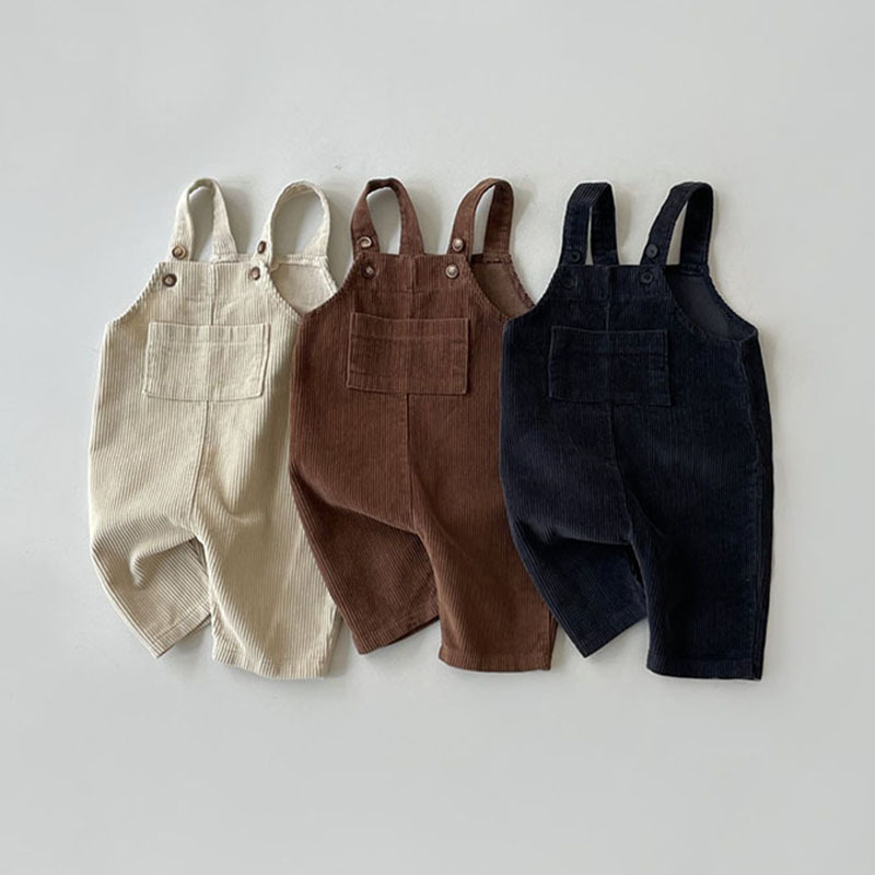 キッズファッション コーデュロイ素材のサロペットパンツ