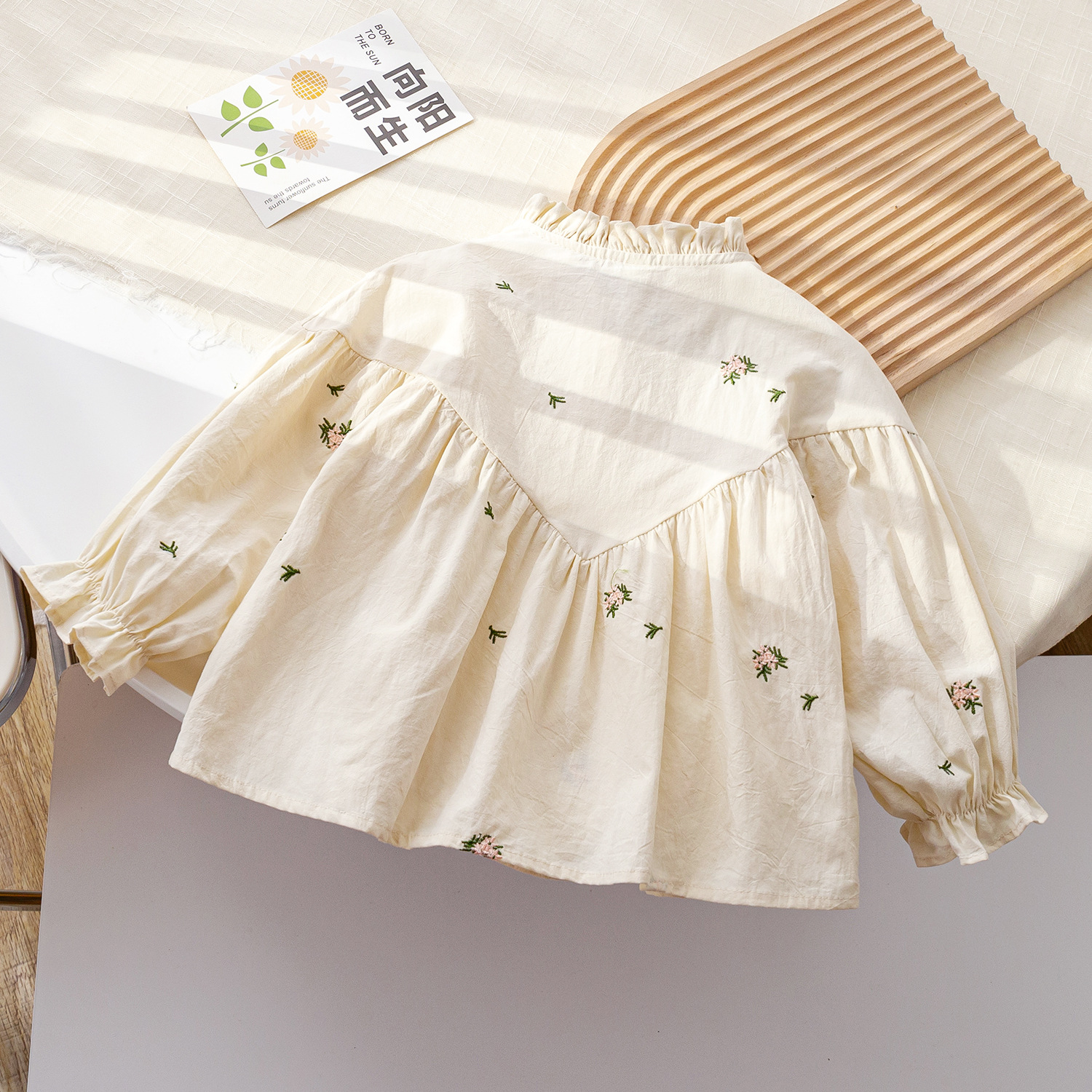 キッズファッション 小花刺繍のフリル襟パフスリーブシャツ