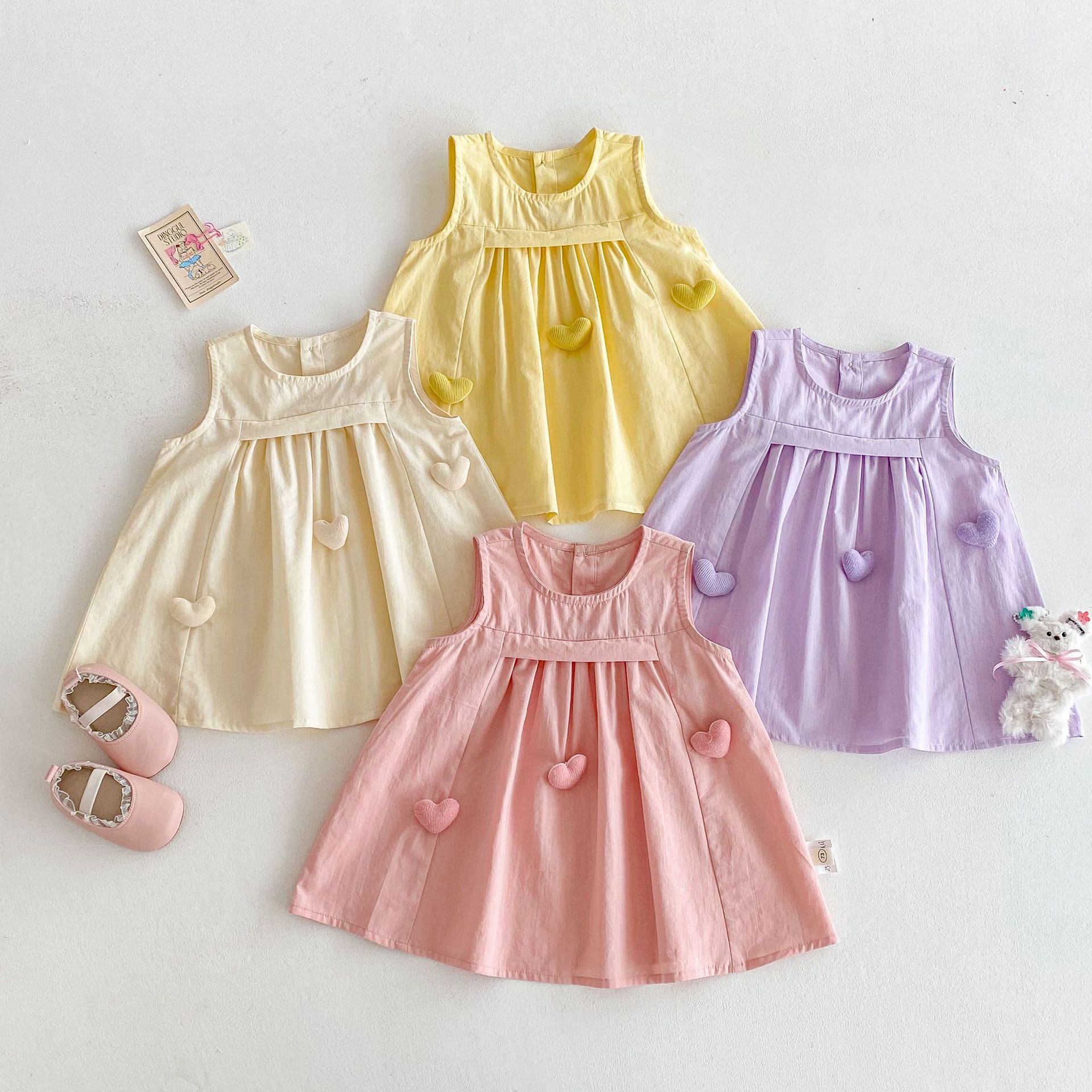 キッズファッション 愛らしいハート刺繍のノースリーブワンピース