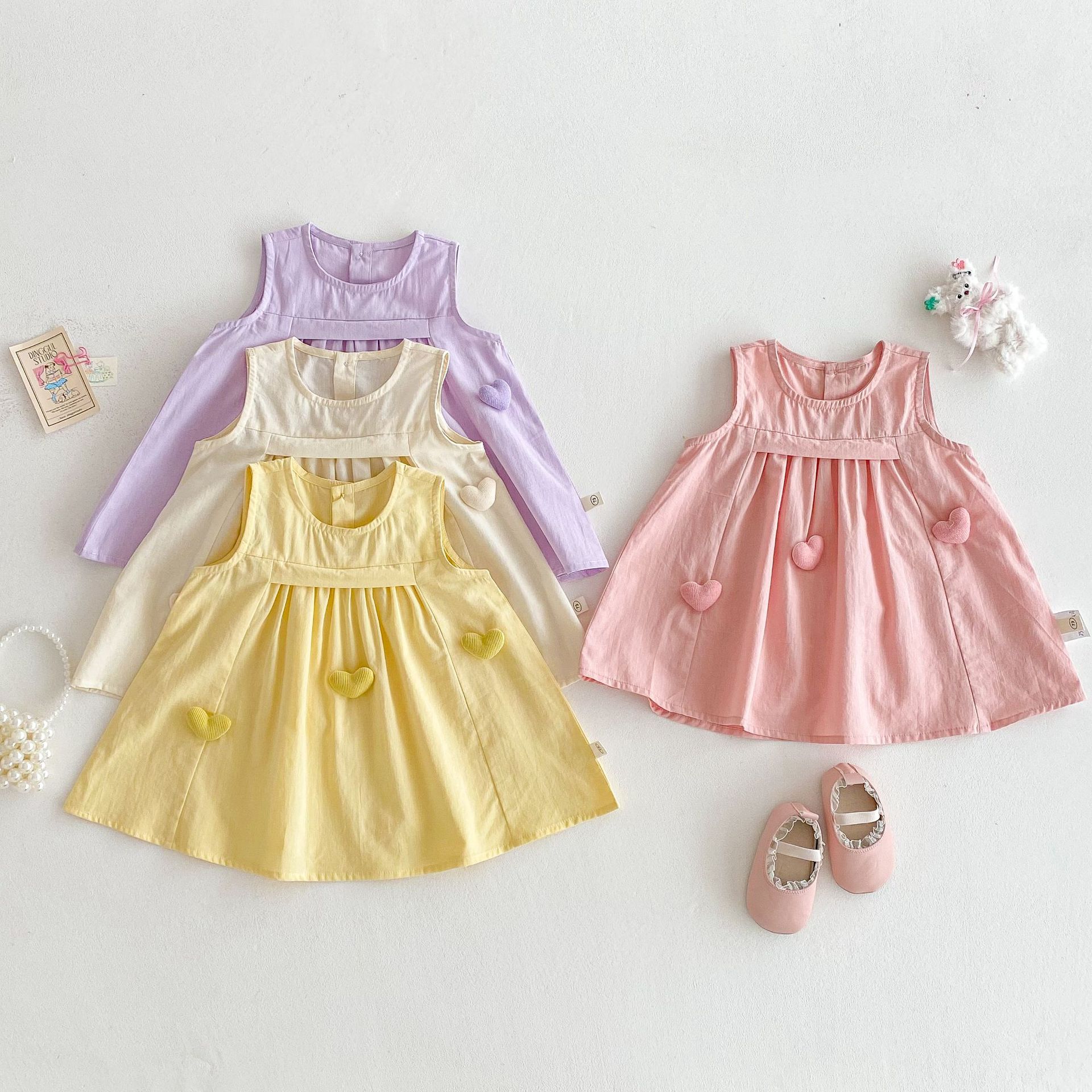 キッズファッション 愛らしいハート刺繍のノースリーブワンピース