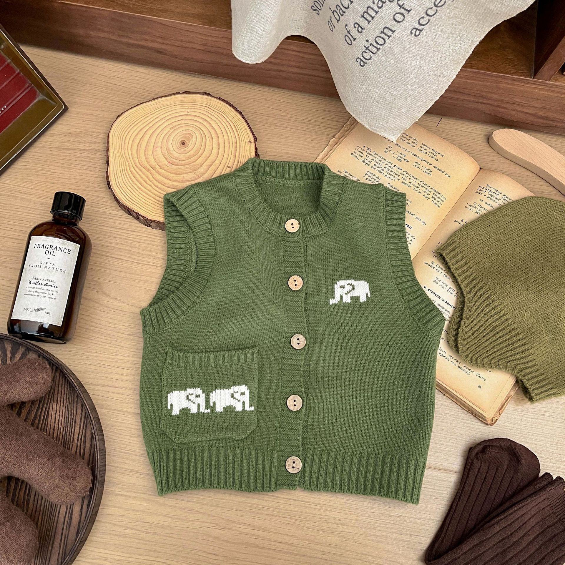 キッズファッション ぞうさん刺繍の袖なしニットカーディガン