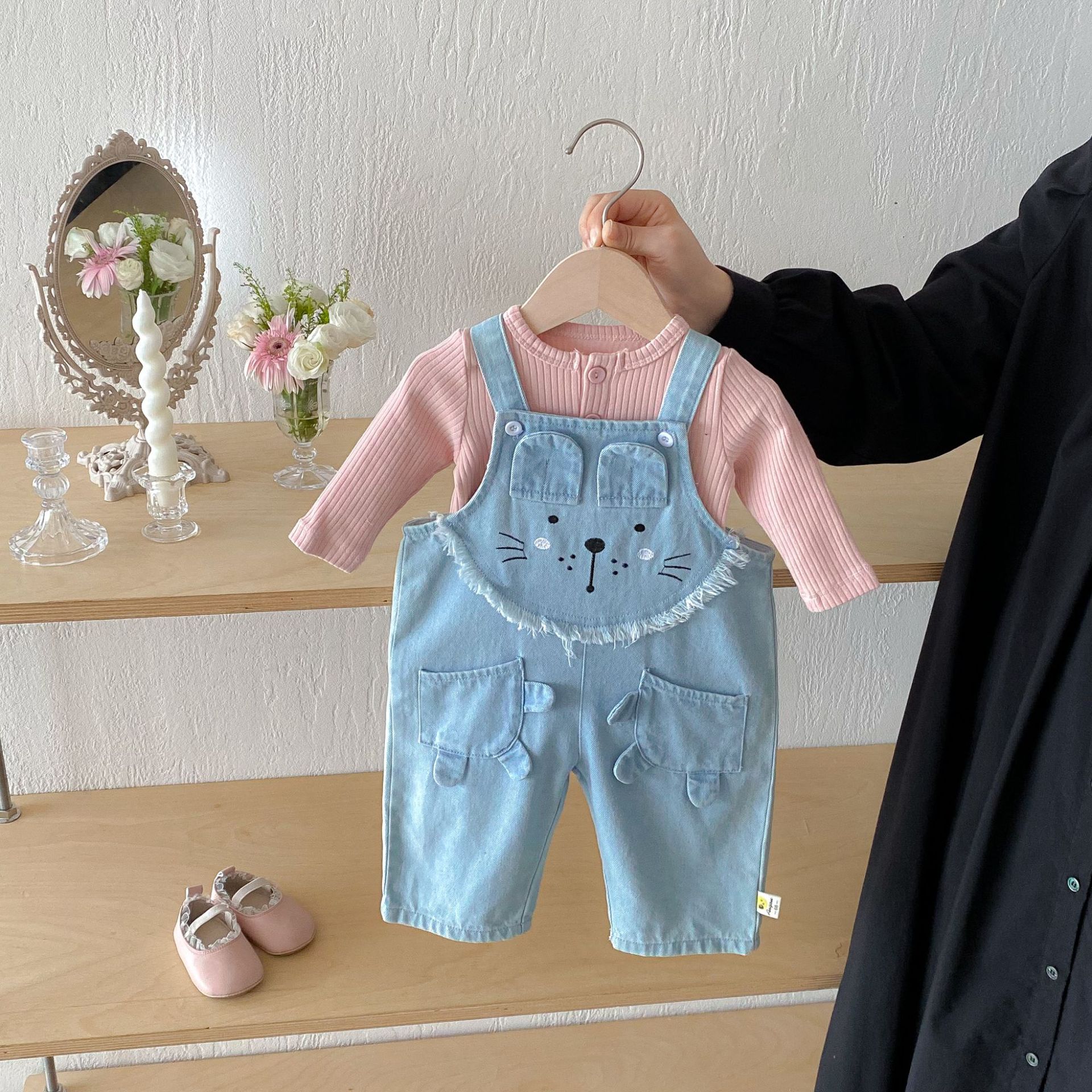 キッズファッション 猫ちゃんフェイス刺繍サロペット
