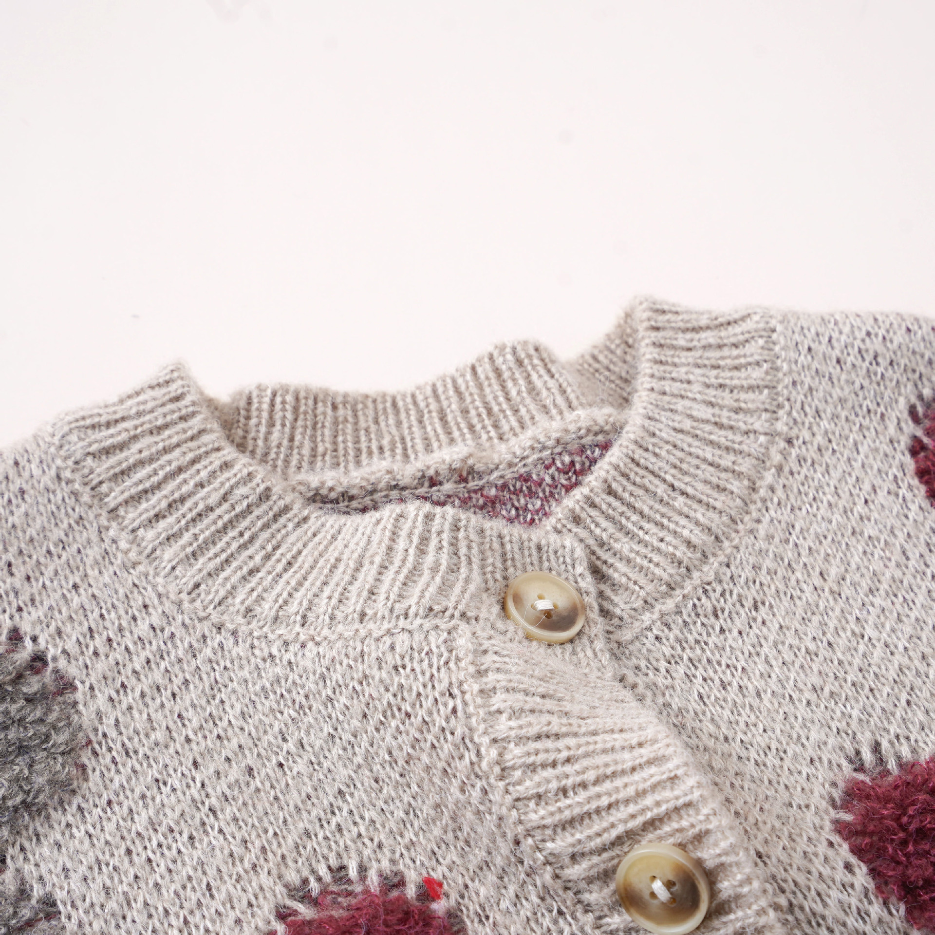 キッズファッション ふわふわドット刺繍の丸襟ニットカーディガン