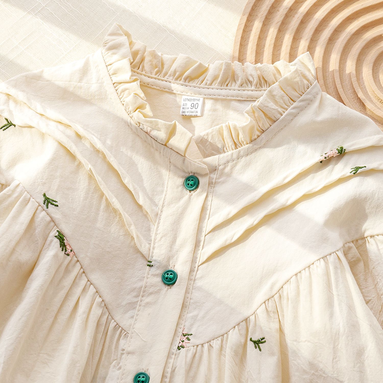 キッズファッション 小花刺繍のフリル襟パフスリーブシャツ