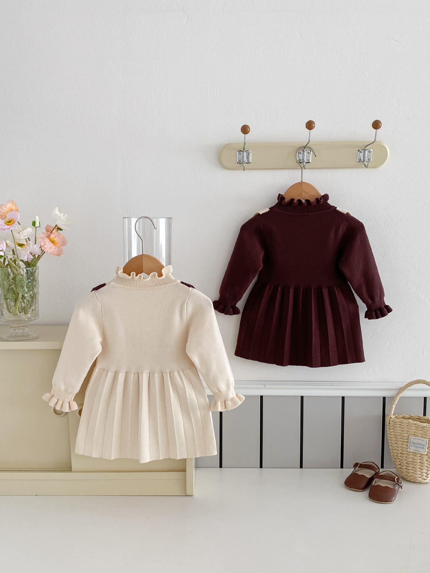 キッズファッション 花刺繍付きフリル襟長袖プリーツワンピース