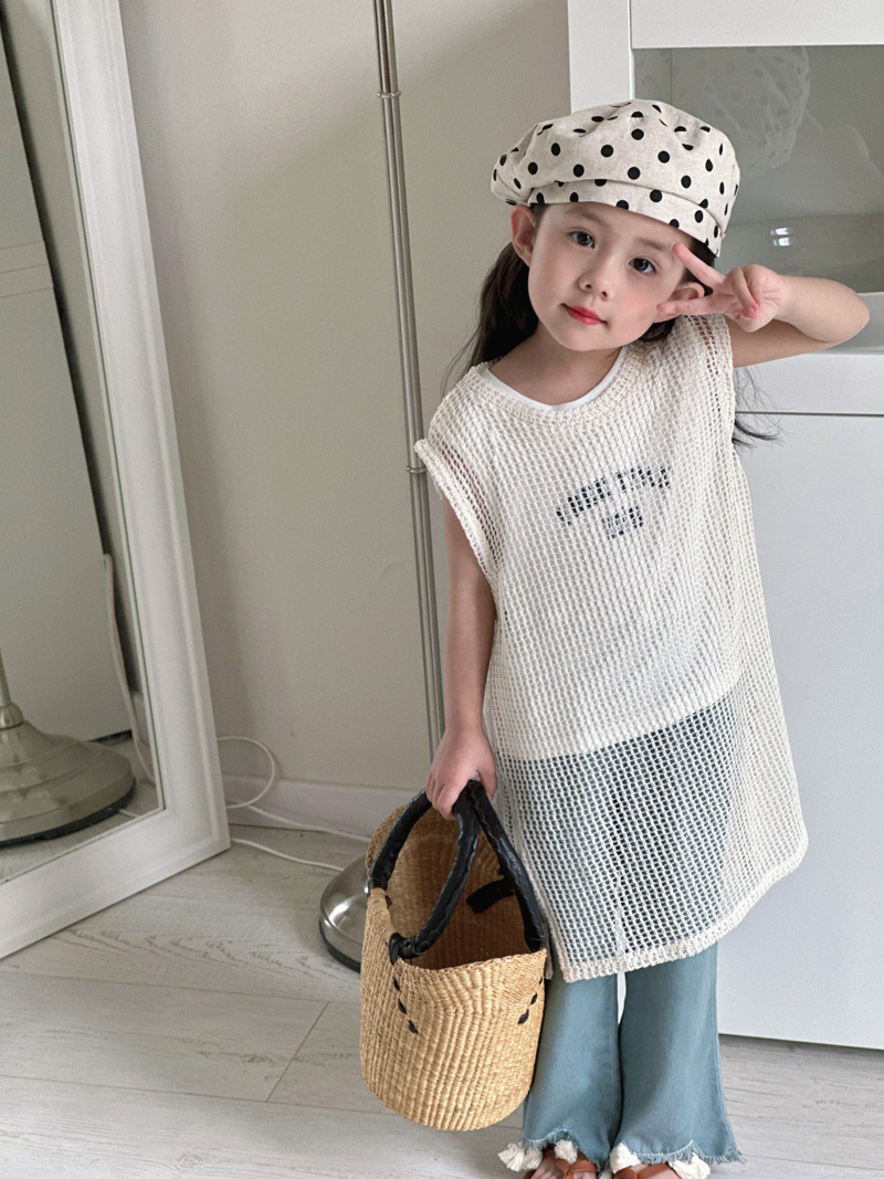 https://fulmo-img-server.com/everyday-kids-outfits/d27021d0-844e-4b0a-a59e-4ad72a486069.jpg