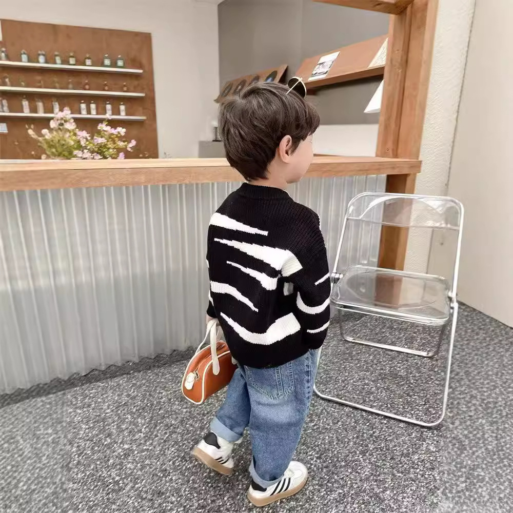 キッズファッション 男の子用ゆったりボーダー柄長袖丸首セーター