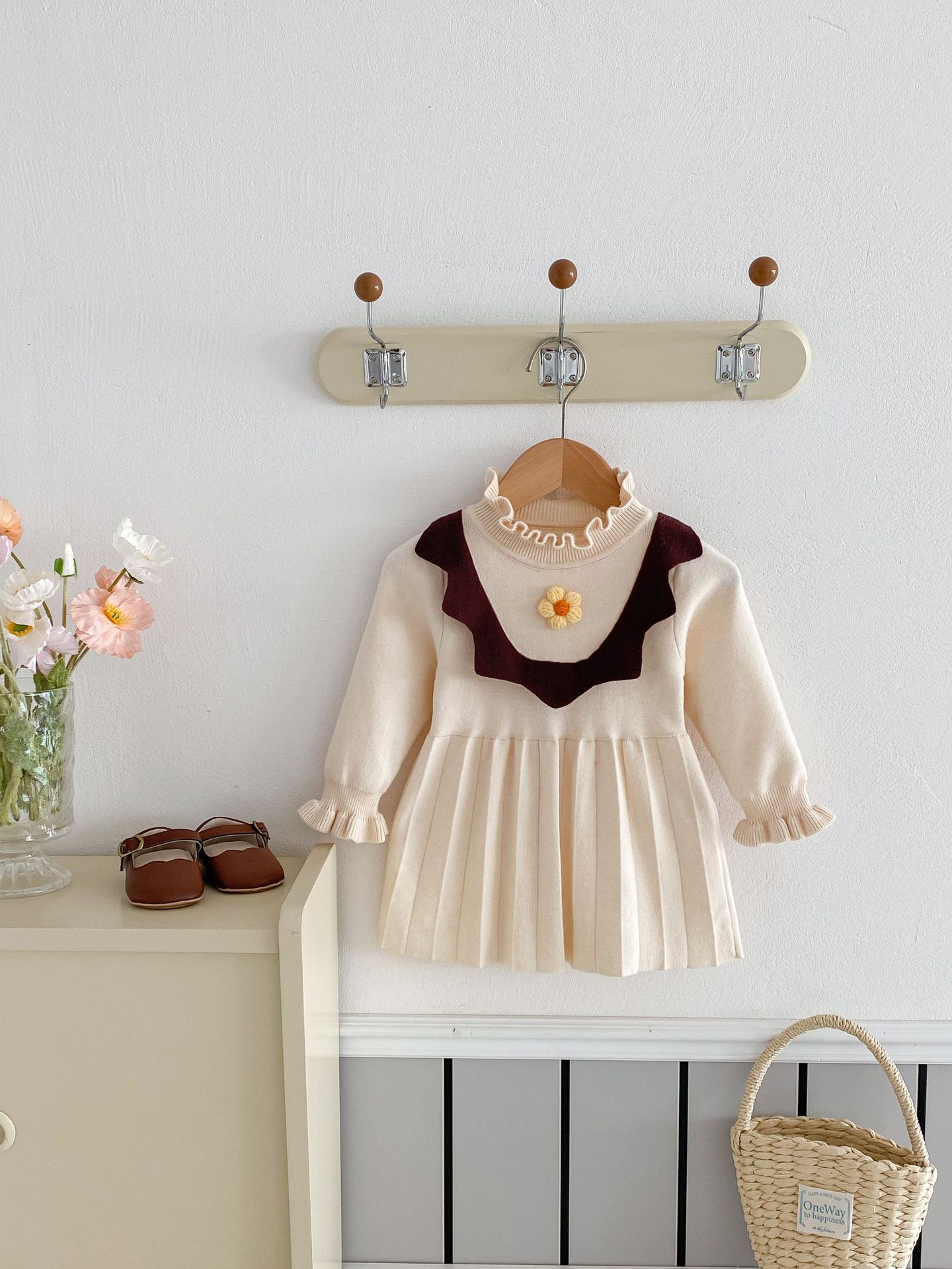 キッズファッション 花刺繍付きフリル襟長袖プリーツワンピース