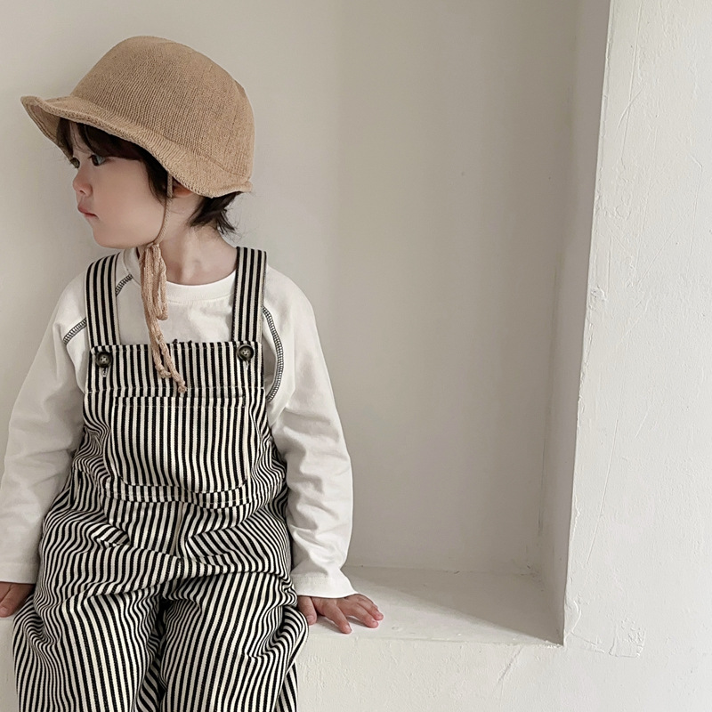 キッズファッション 縦縞模様の可愛いサロペットパンツ