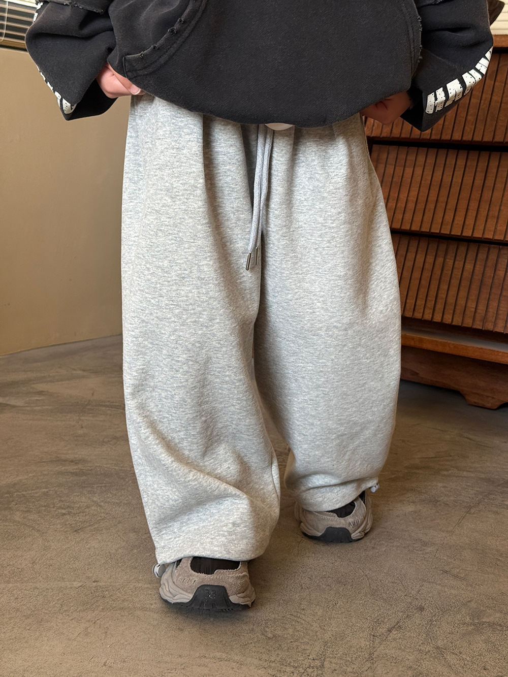 キッズファッション 裏起毛ワイドシルエットスウェットパンツ