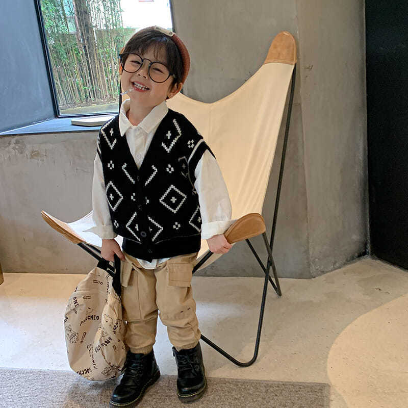 キッズファッション 幾何学模様のニットベスト