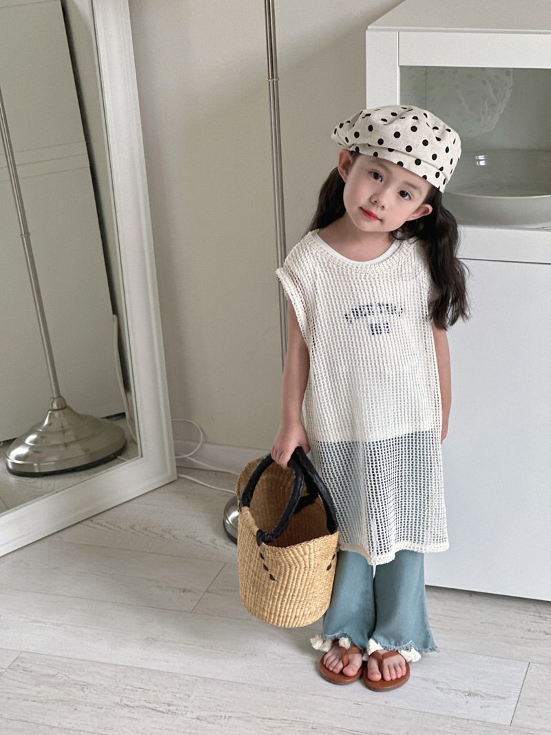 https://fulmo-img-server.com/everyday-kids-outfits/f6fd90db-861d-4a3d-b112-a89bf174b40a.jpg