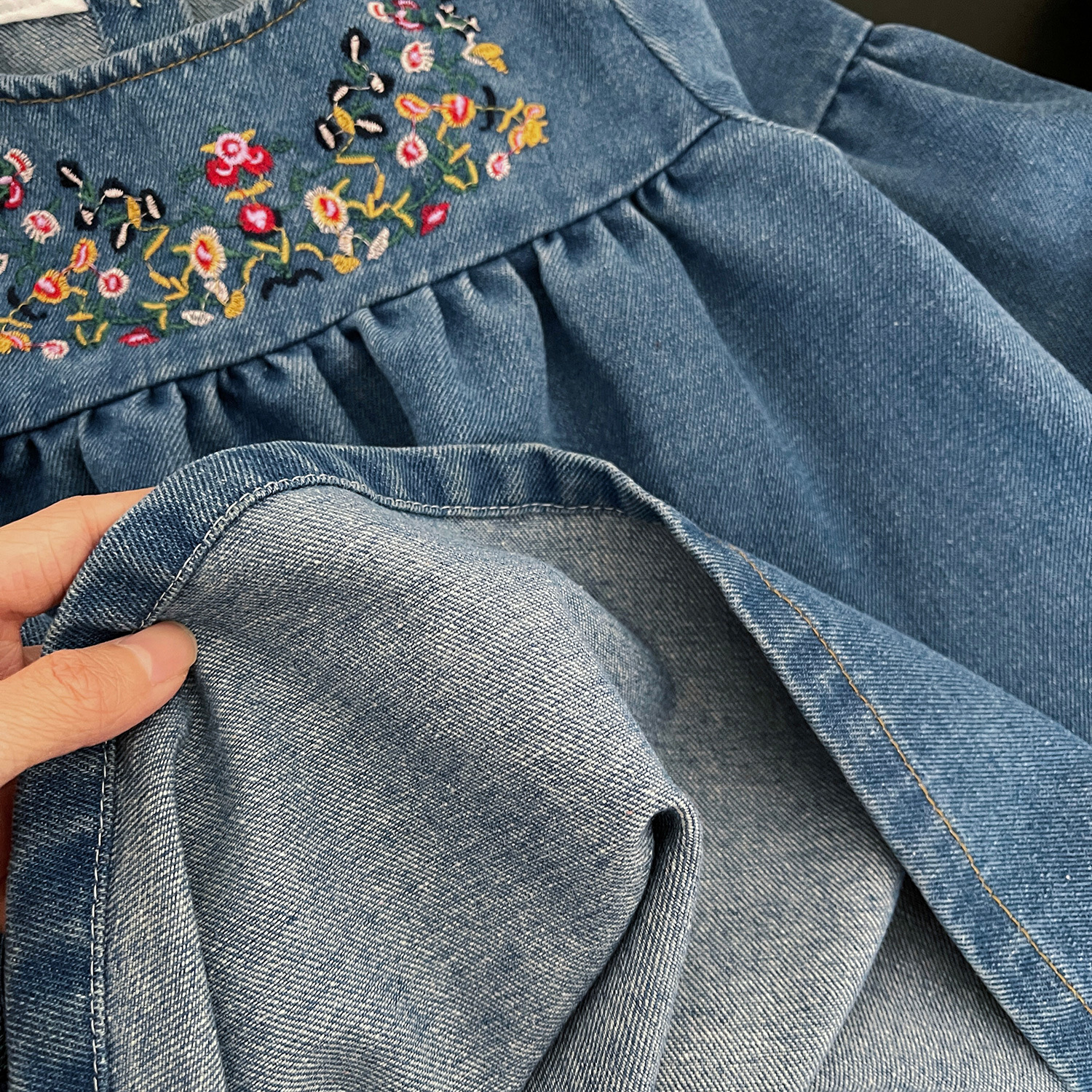 キッズファッション 花刺繍デニム生地の長袖ワンピース