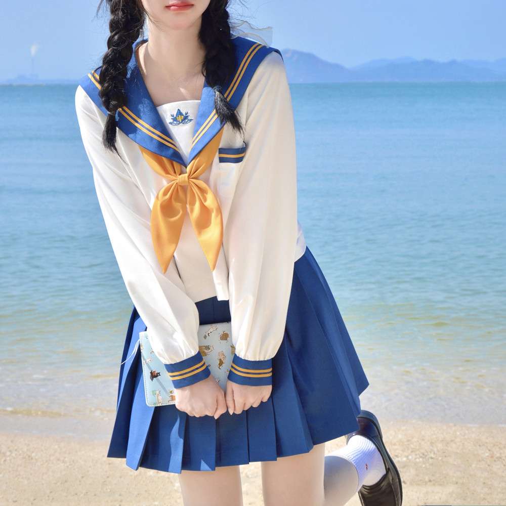 夏の海辺にぴったりの爽やかセーラー服