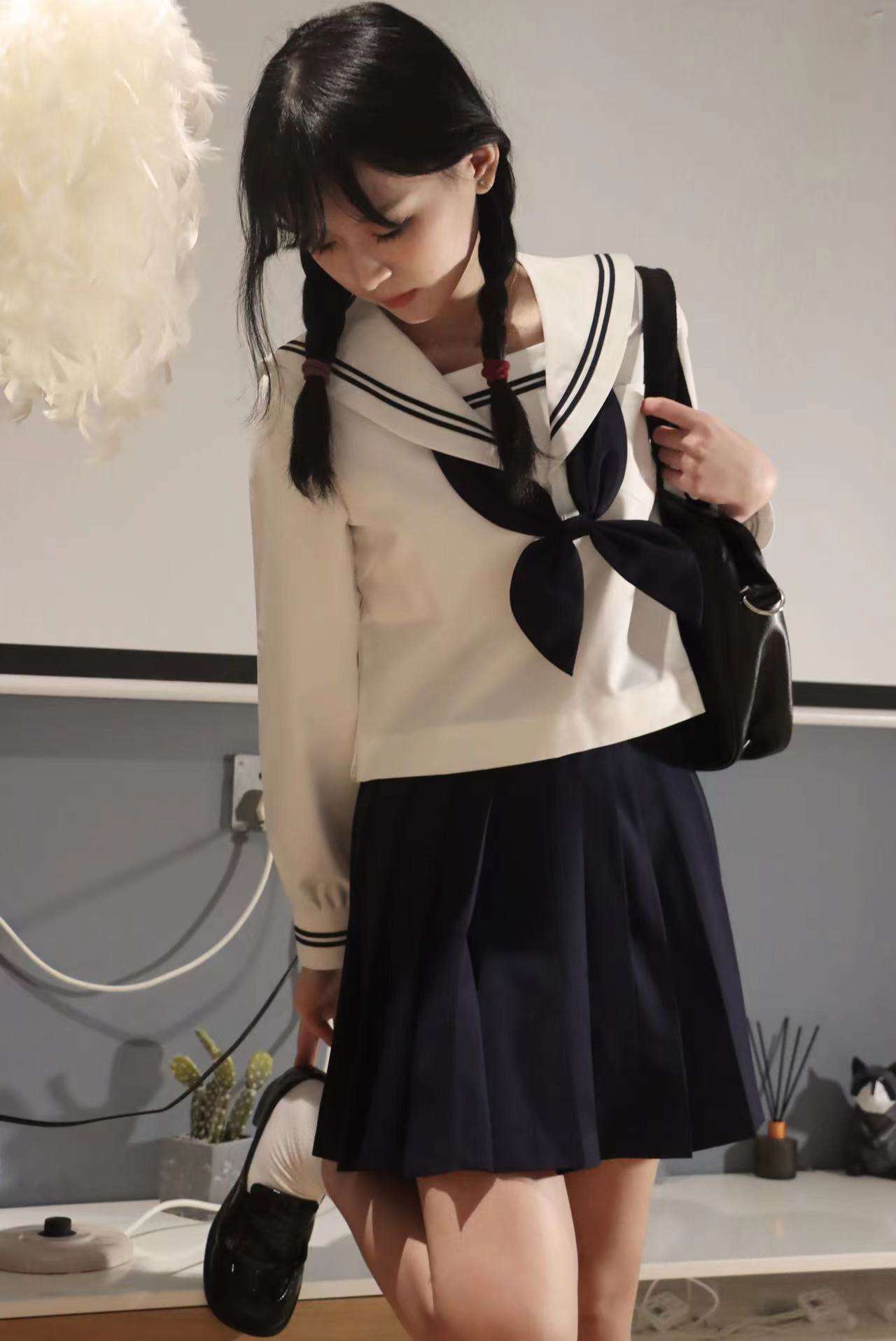 清楚な雰囲気のスクールセーラー服