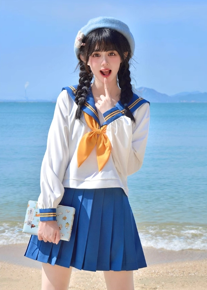 夏の海辺にぴったりの爽やかセーラー服