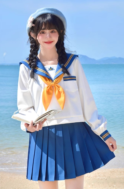 夏の海辺にぴったりの爽やかセーラー服