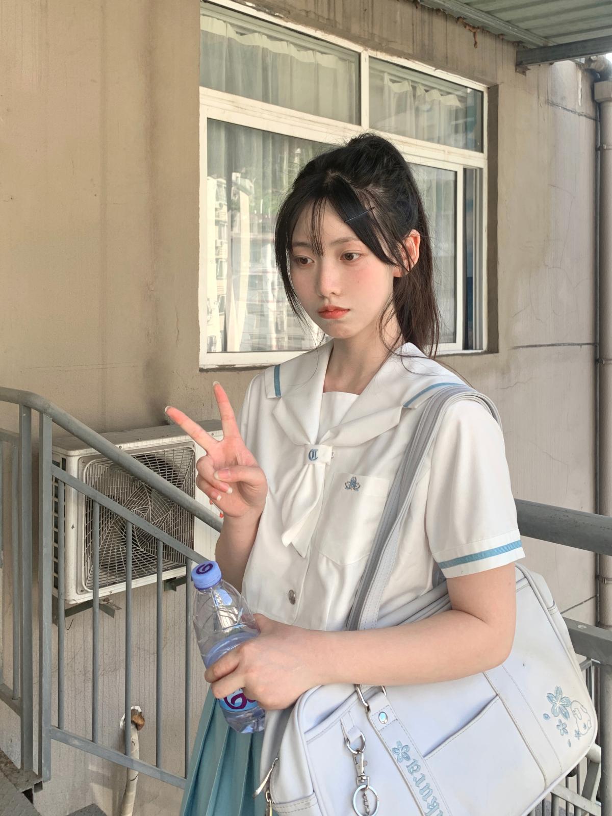 セーラー服 清涼感あふれる半袖セーラートップス