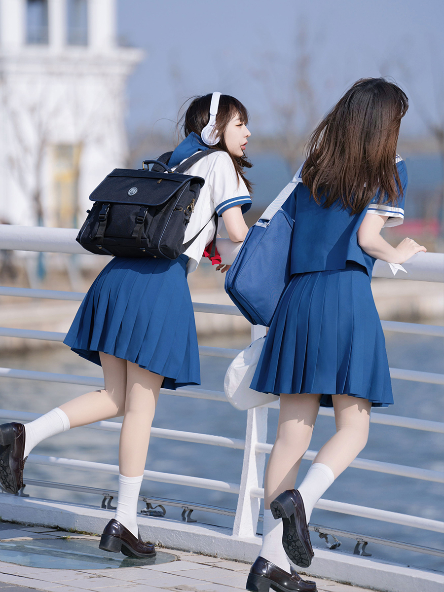 セーラー服 清楚な襟元デザイン半袖セーラー風ブラウス