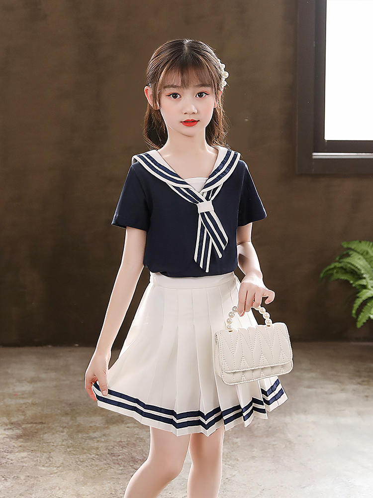 セーラー服 清涼感あふれるマリン風セーラートップス