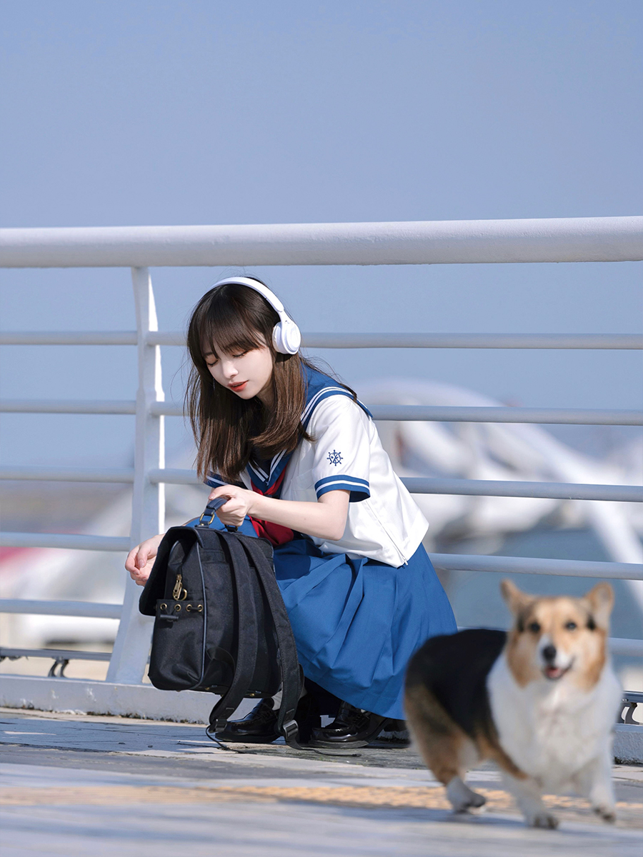 セーラー服 清楚な襟元デザイン半袖セーラー風ブラウス