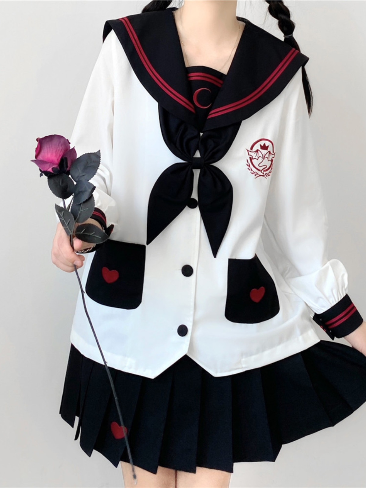 セーラー服 ハート模様の王冠紋章セーラー服