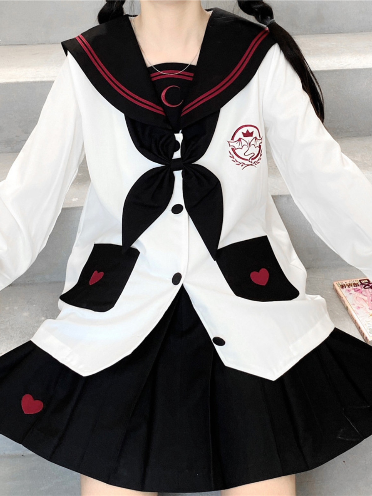 セーラー服 ハート模様の王冠紋章セーラー服
