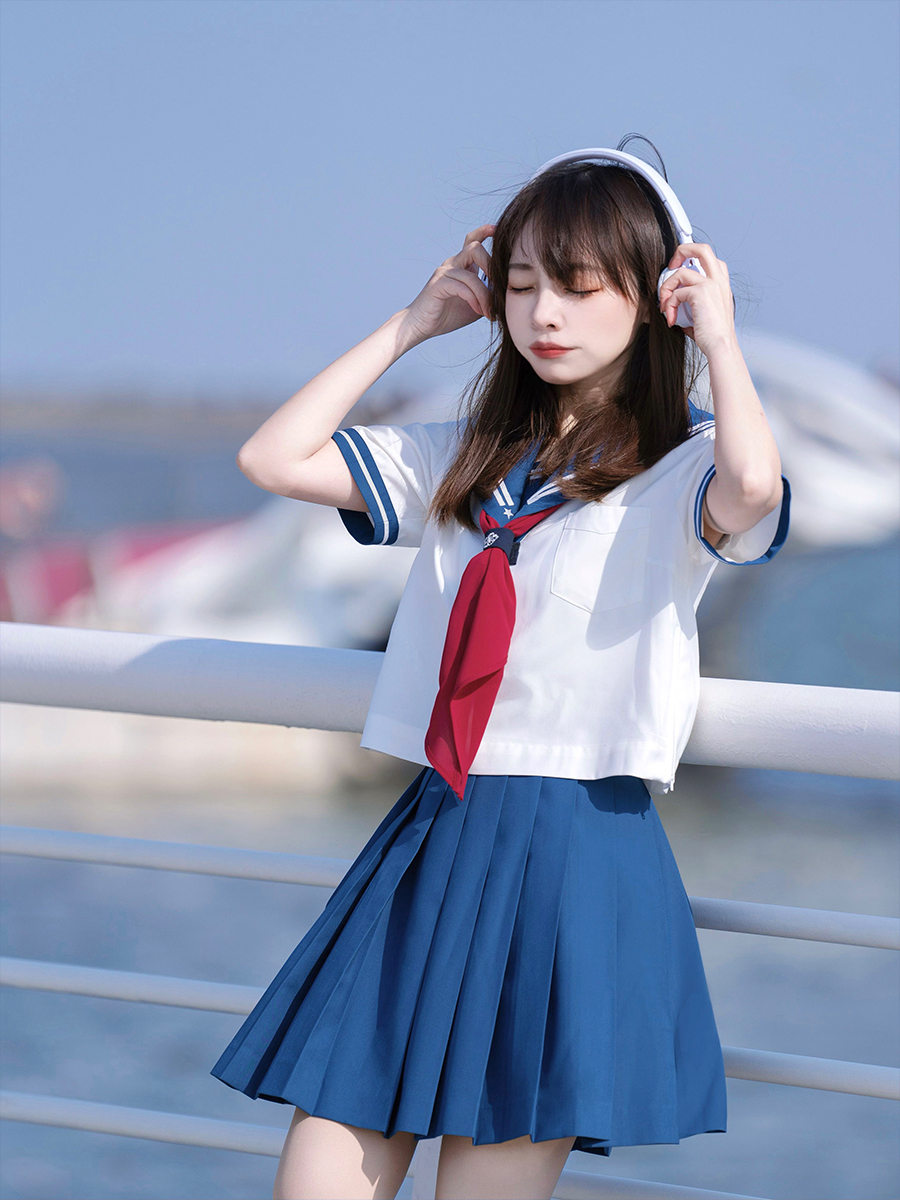 セーラー服 清楚な襟元デザイン半袖セーラー風ブラウス