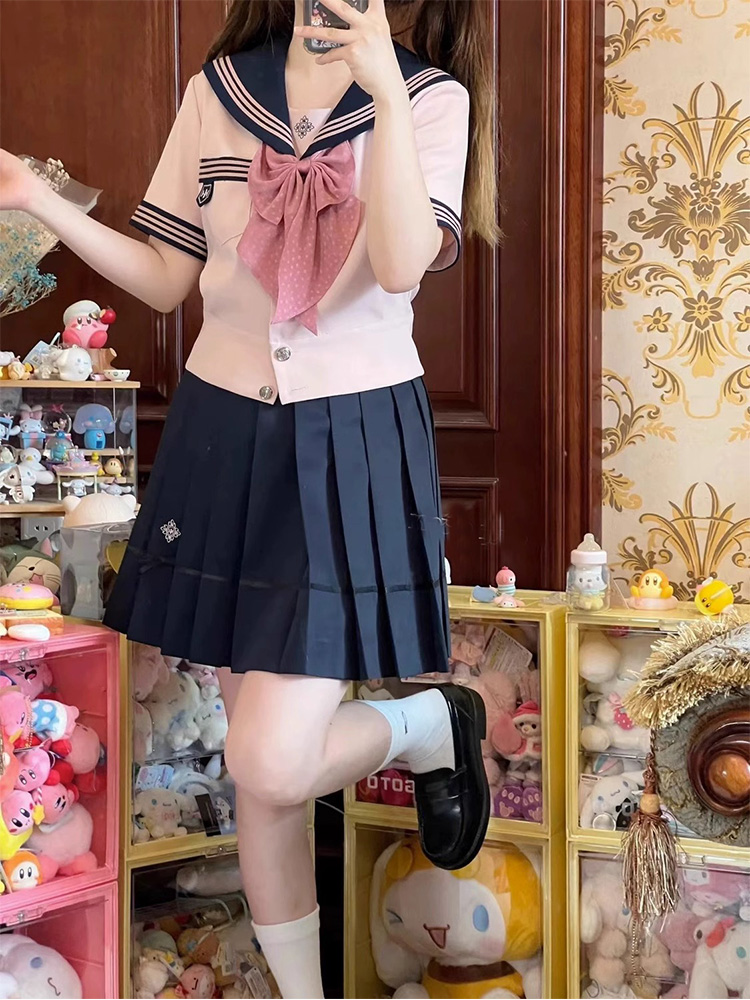 セーラー服 クロップド丈リボン飾りセーラー服