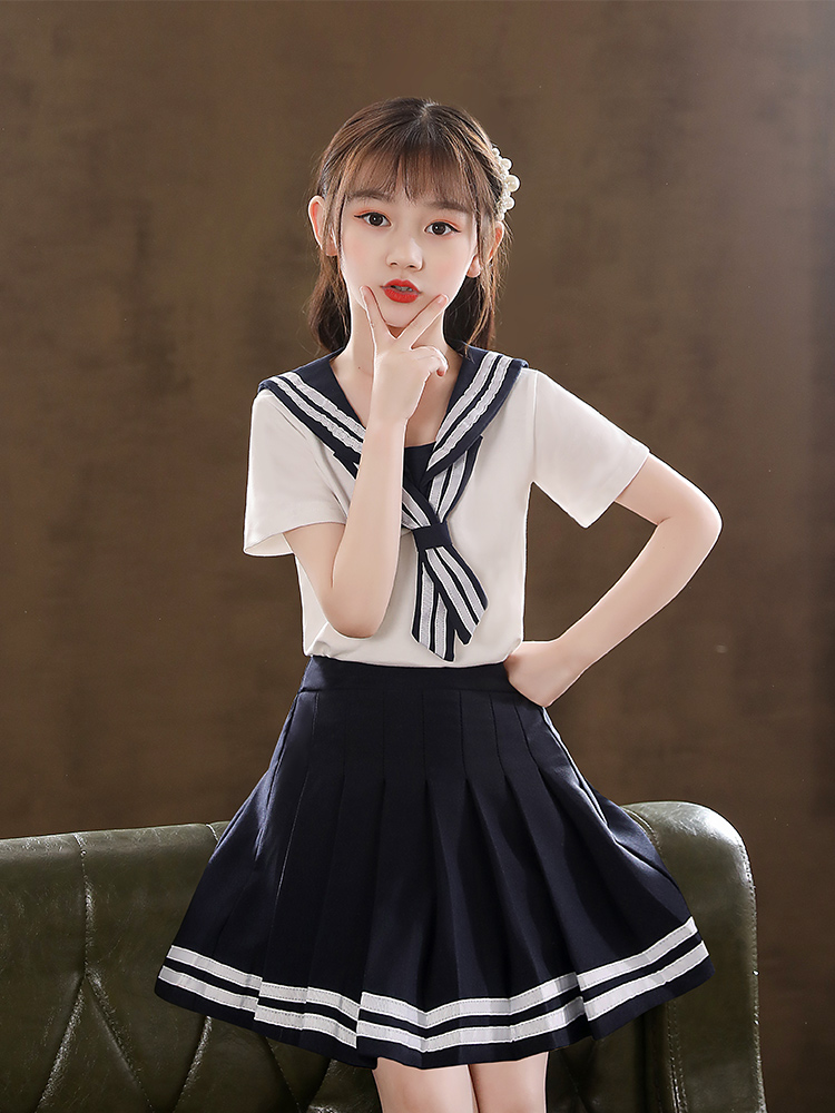 セーラー服 清涼感あふれるマリン風セーラートップス
