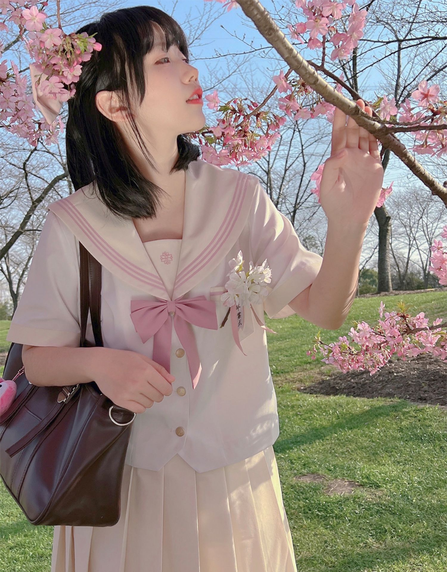 セーラー服 春らしい可愛らしさ満点セーラー襟半袖ブラウス