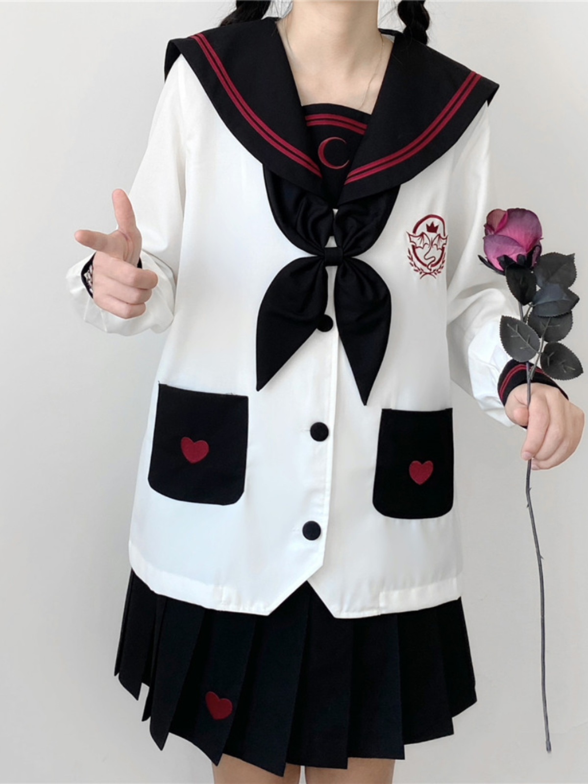 セーラー服 ハート模様の王冠紋章セーラー服