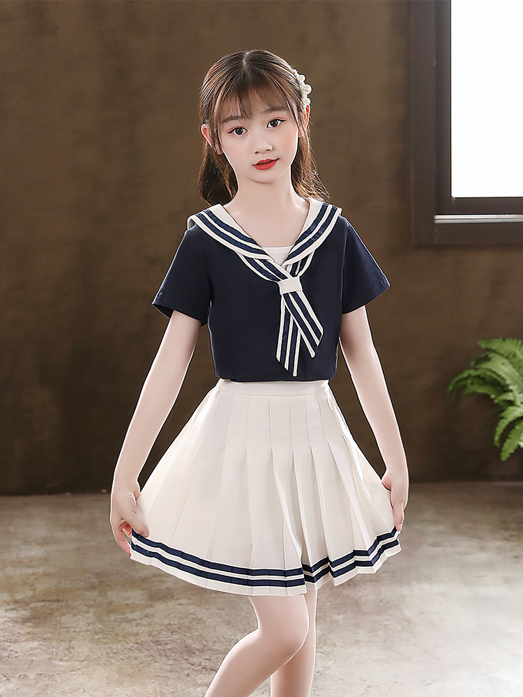 セーラー服 清涼感あふれるマリン風セーラートップス