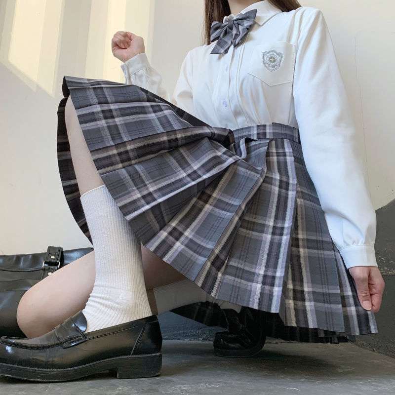 申し訳ありませんが、画像にはセーラー服のパープル色のものが見当たりません。代わりに、画像に写っている制服風の衣装について説明させていただきます。