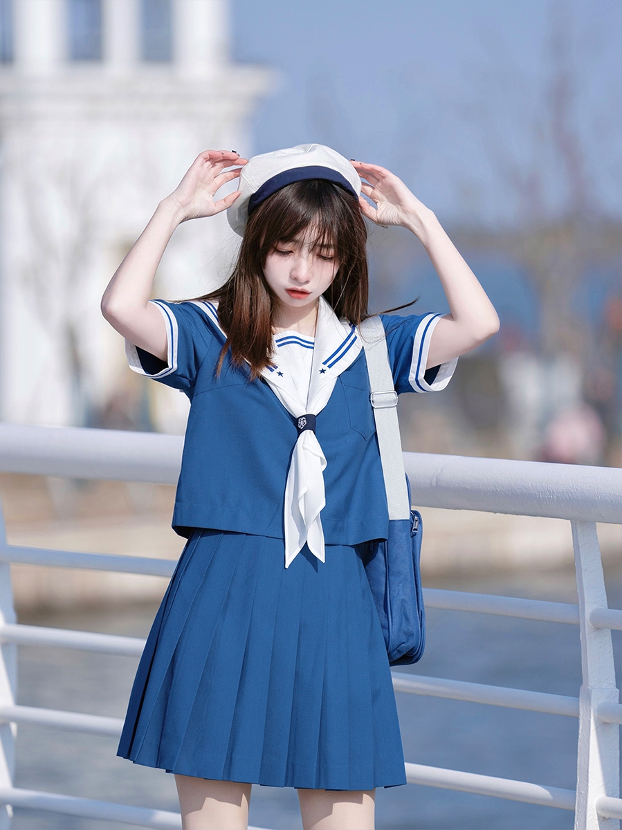 セーラー服 清楚な襟元デザイン半袖セーラー風ブラウス