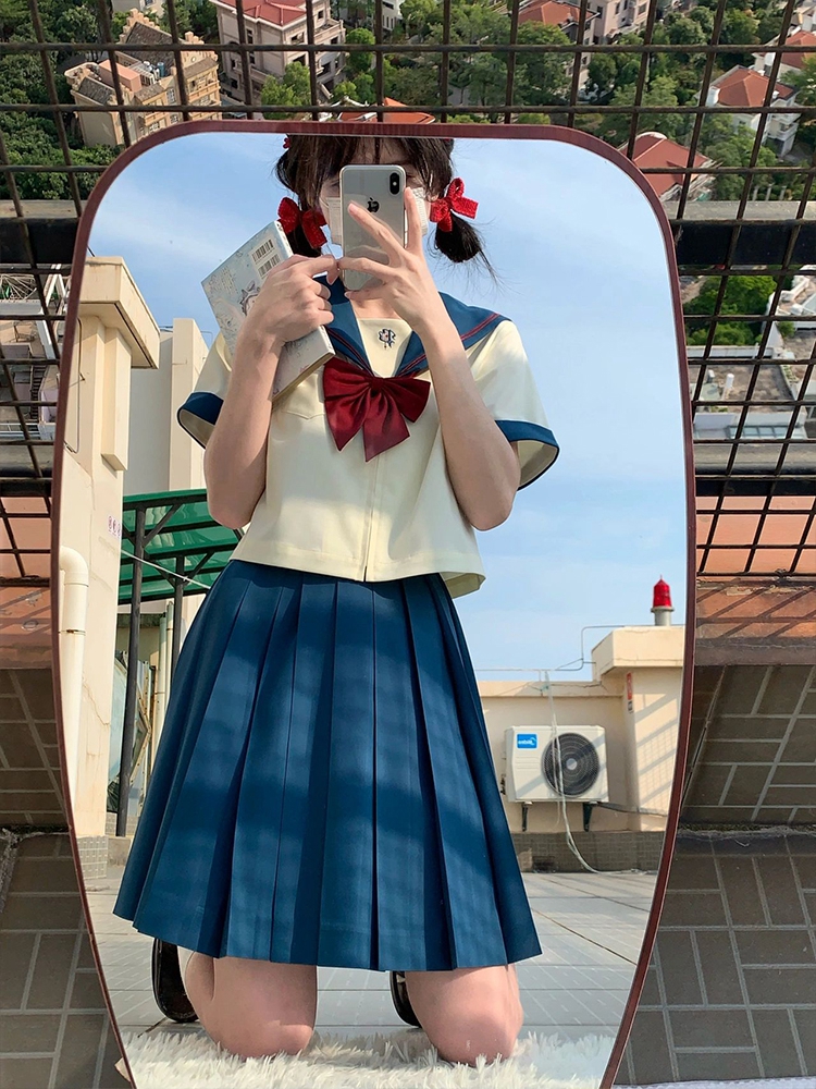 セーラー服 クロップド丈リボン飾りセーラー服
