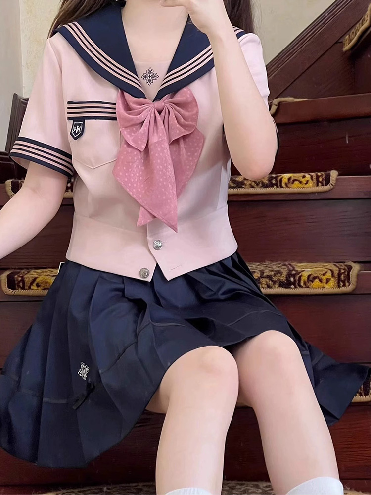 セーラー服 クロップド丈リボン飾りセーラー服