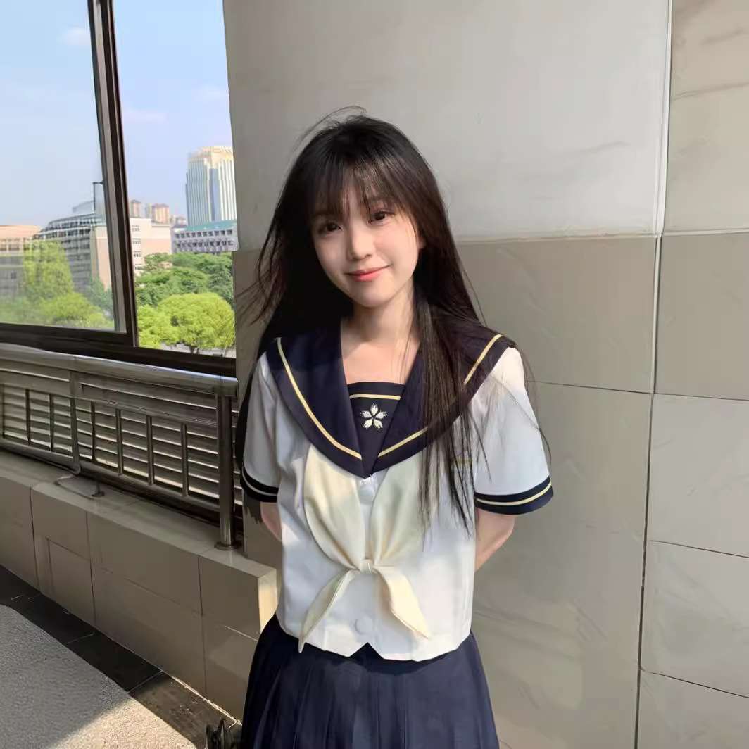 清楚な女学生風セーラー服 紺白2トーン