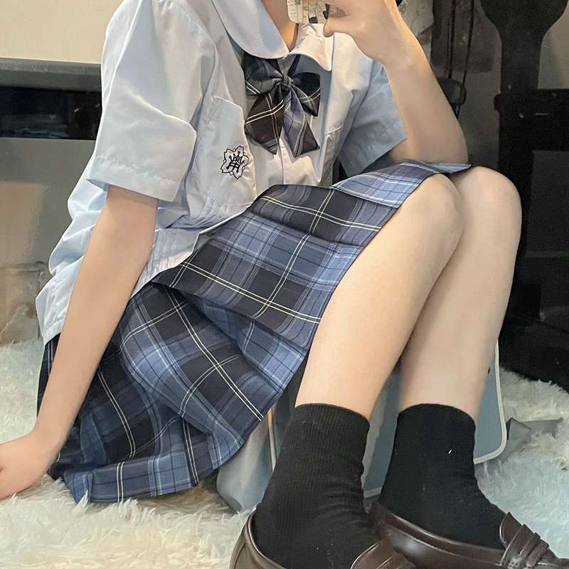 清楚な雰囲気の学生風セーラー服セット