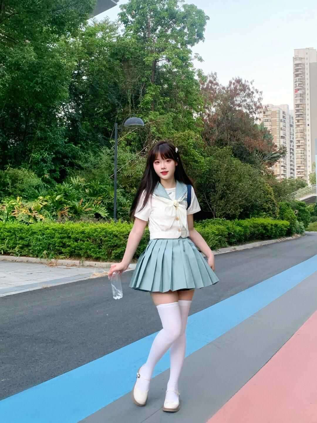 清楚な雰囲気の学生風セーラー服