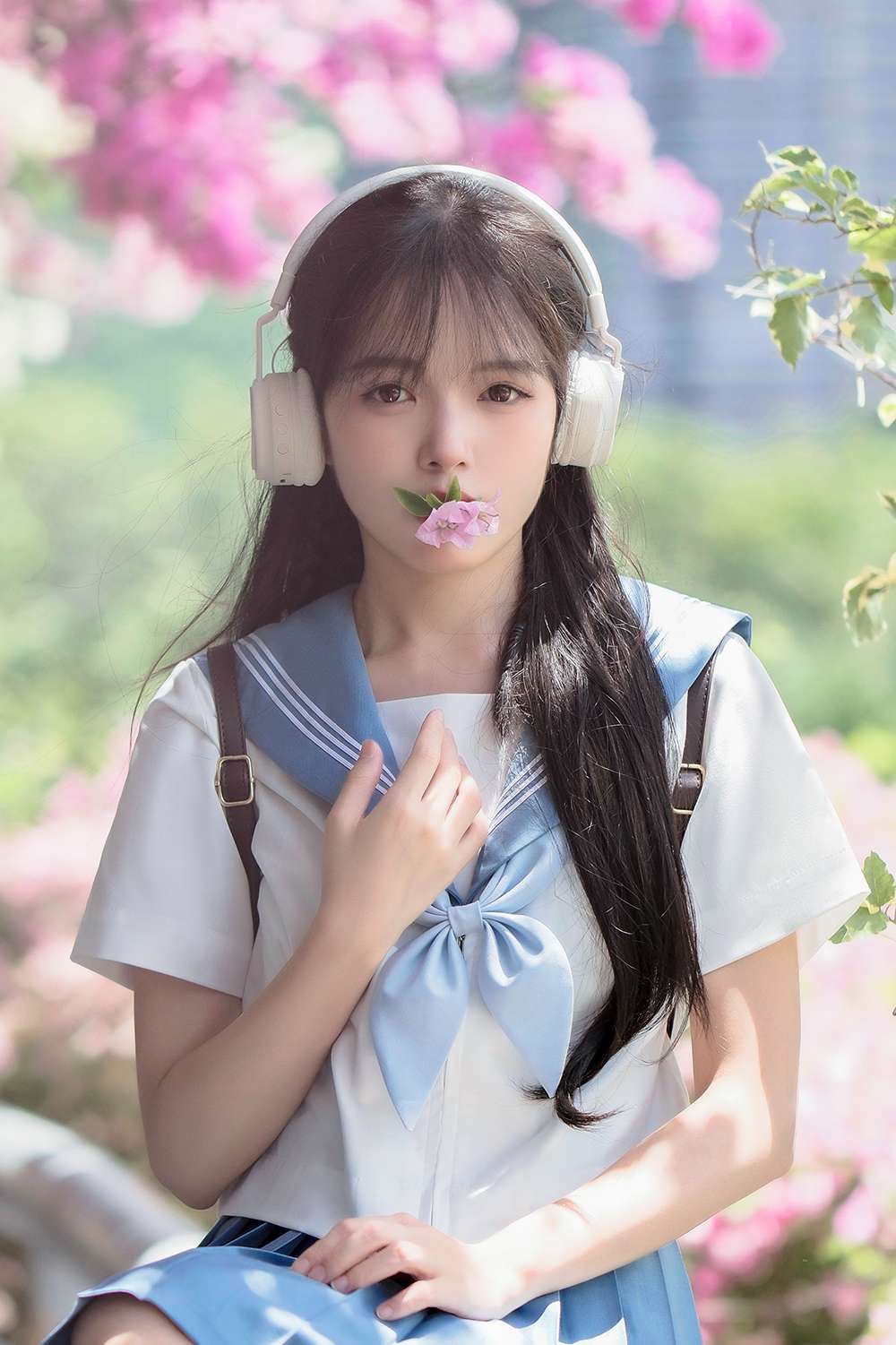 桜色に映える白青セーラー服